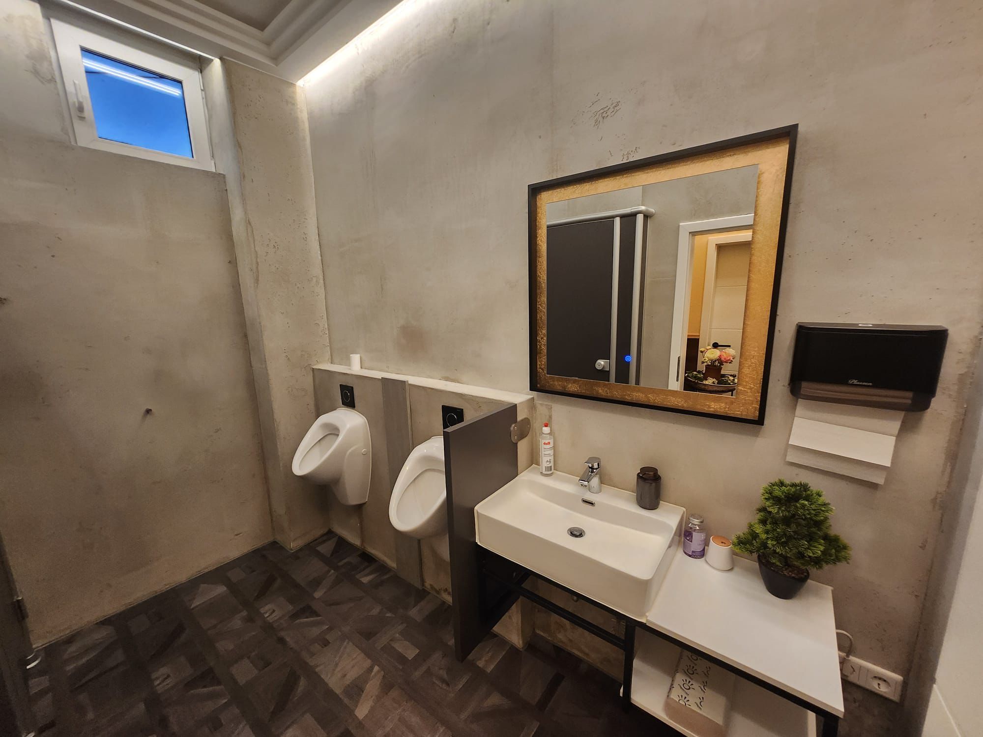 Abgeschlossene Akustikdecken-Installation in einem Bürogebäude