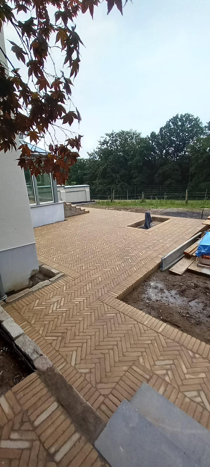 Präzise Fliesenarbeiten im Innenbereich mit Großformatfliesen