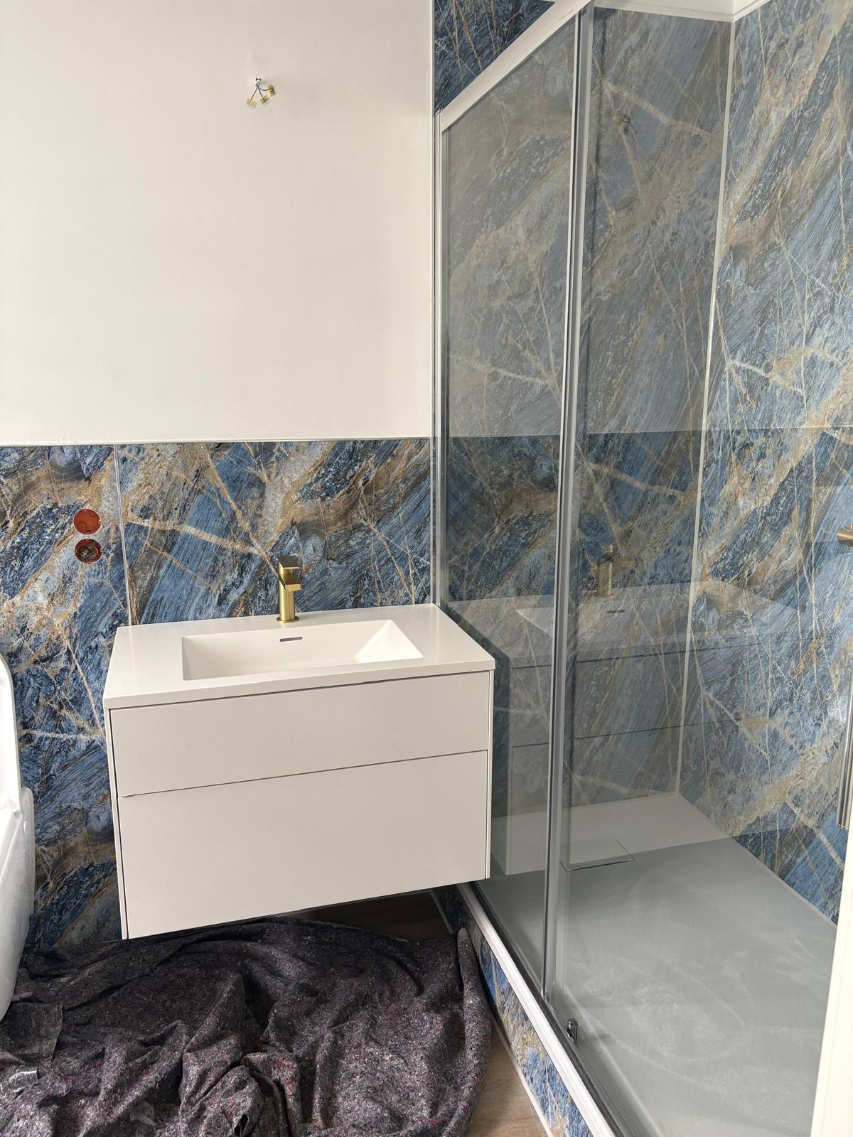 Fassadensanierung mit moderner Farbgestaltung und Schutzputz